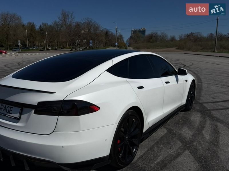 Лифтбек Tesla Model S 2015 в Запорожье