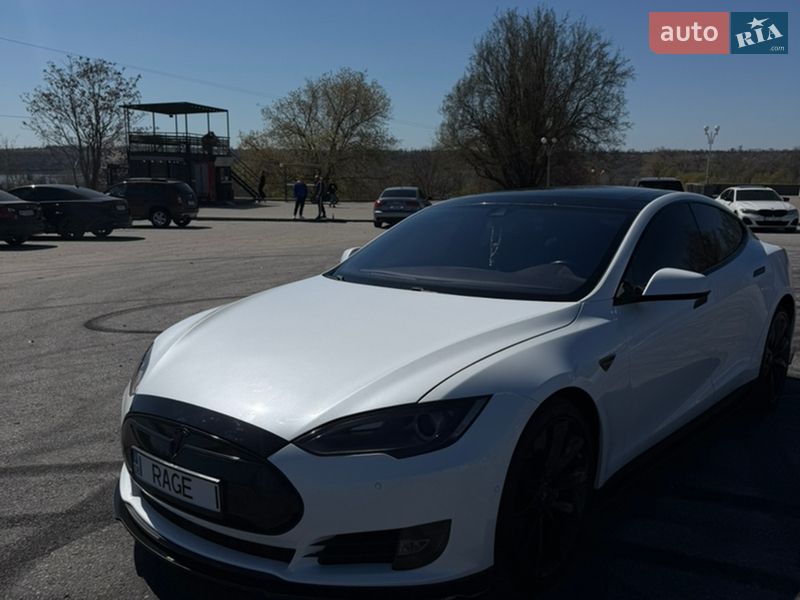 Лифтбек Tesla Model S 2015 в Запорожье