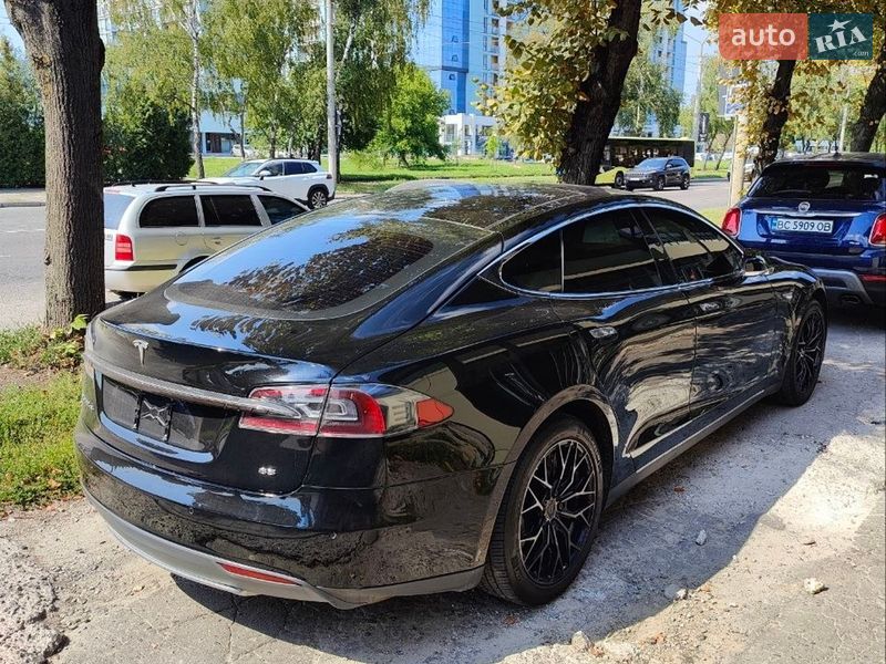 Лифтбек Tesla Model S 2014 в Львове