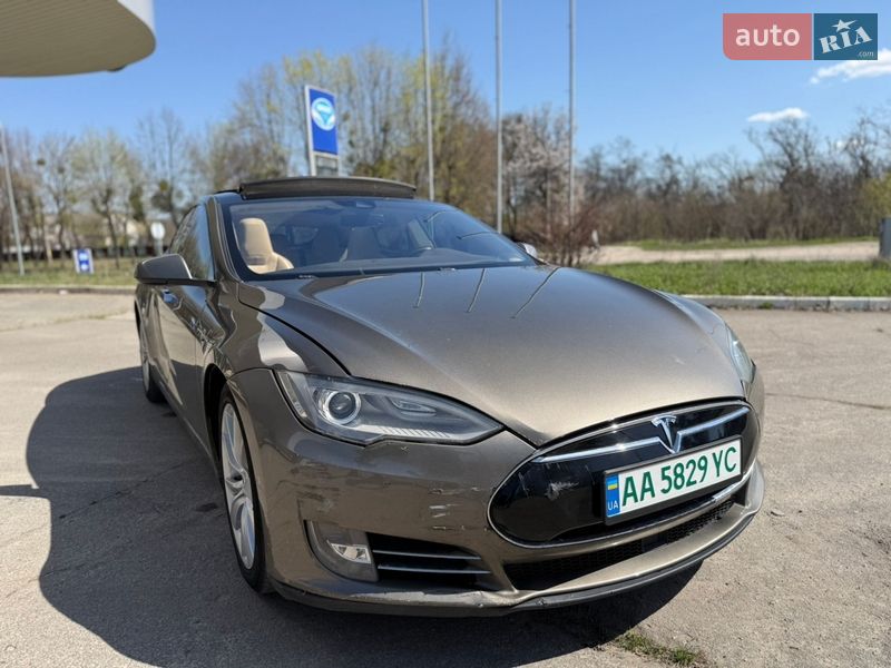 Tesla Model S 2015