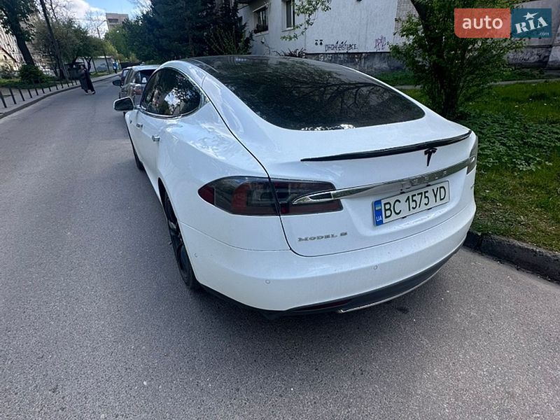 Ліфтбек Tesla Model S 2016 в Львові