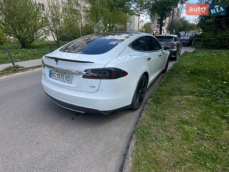 Ліфтбек Tesla Model S 2016 в Львові
