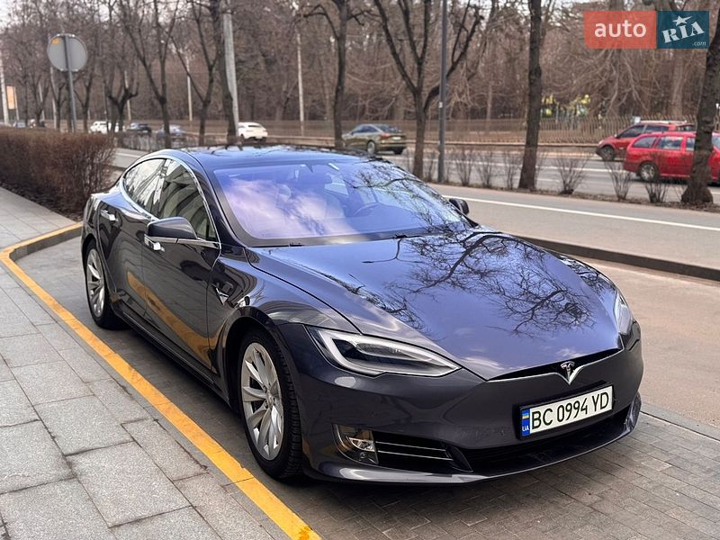 Лифтбек Tesla Model S 2017 в Львове