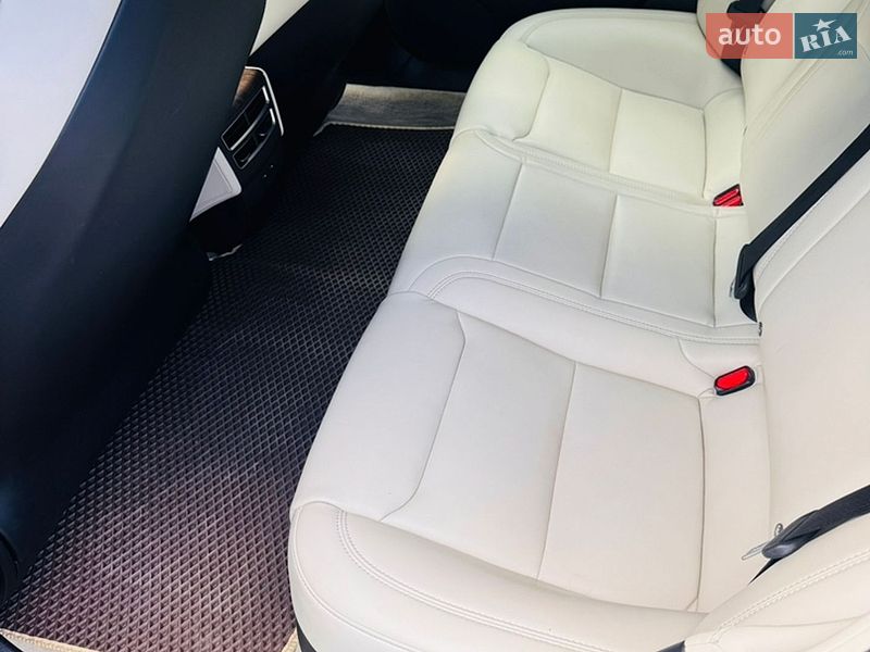 Лифтбек Tesla Model S 2017 в Львове