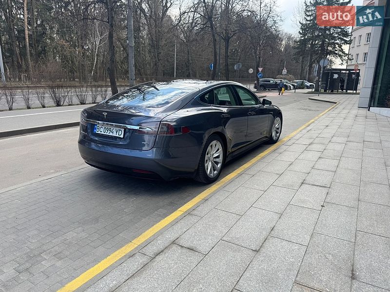 Лифтбек Tesla Model S 2017 в Львове