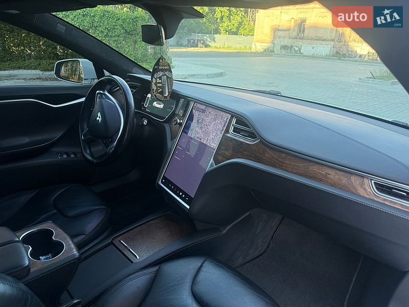 Лифтбек Tesla Model S 2017 в Черкассах