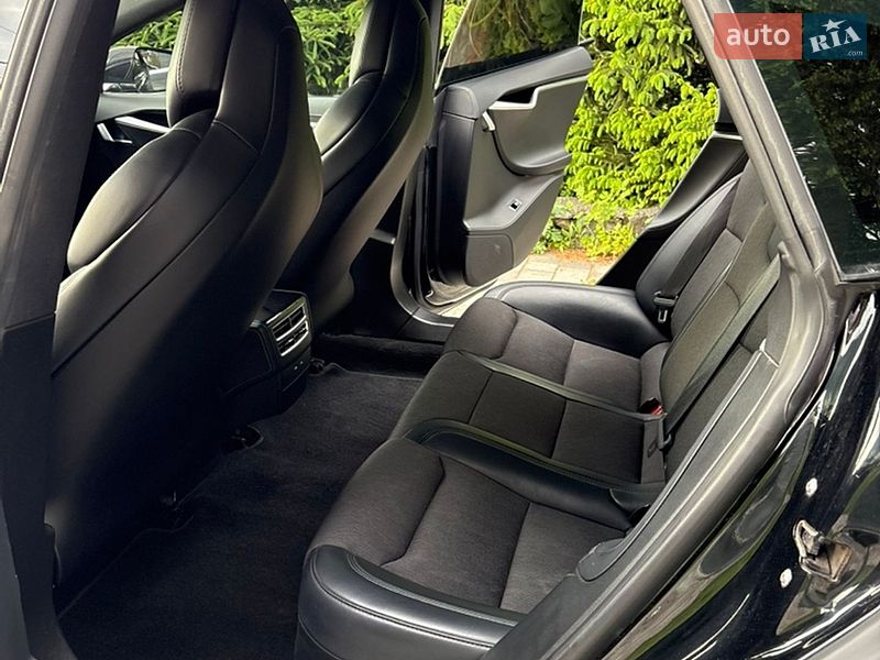 Ліфтбек Tesla Model S 2018 в Старокостянтинові