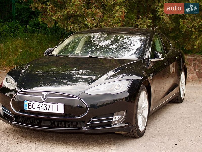 Лифтбек Tesla Model S 2015 в Львове