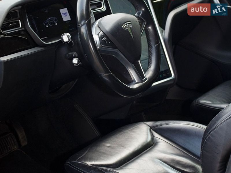 Лифтбек Tesla Model S 2015 в Львове