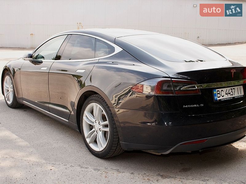 Лифтбек Tesla Model S 2015 в Львове