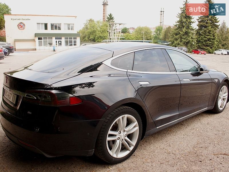 Лифтбек Tesla Model S 2015 в Львове