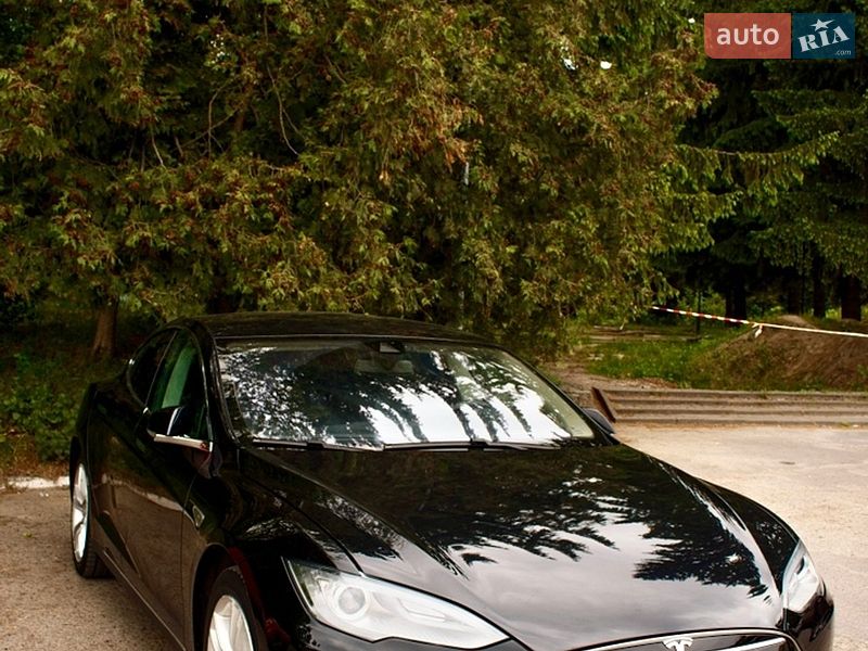 Лифтбек Tesla Model S 2015 в Львове