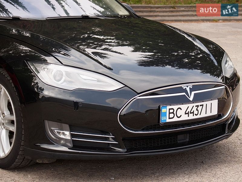 Лифтбек Tesla Model S 2015 в Львове