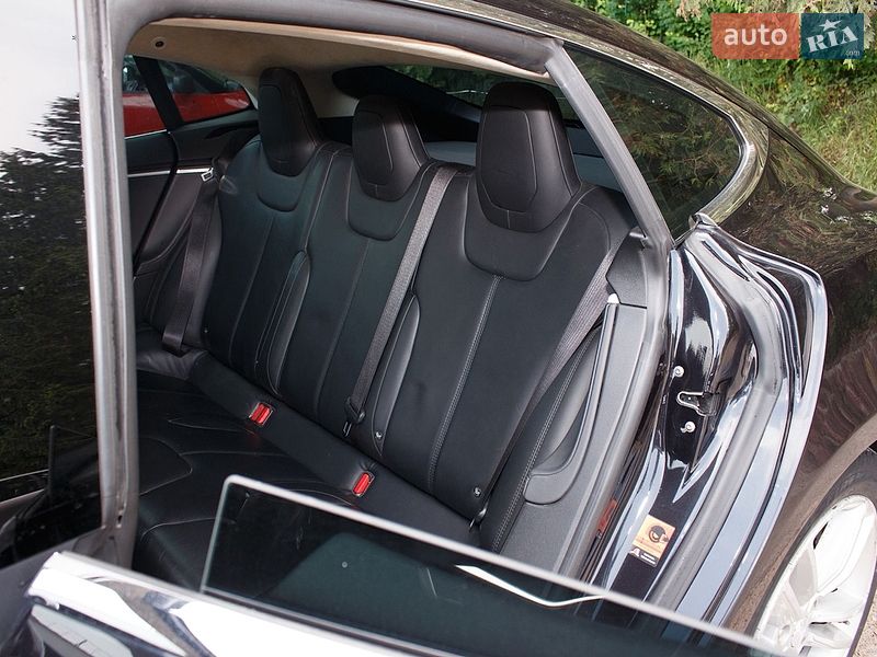 Лифтбек Tesla Model S 2015 в Львове