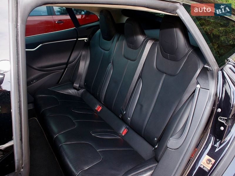 Лифтбек Tesla Model S 2015 в Львове