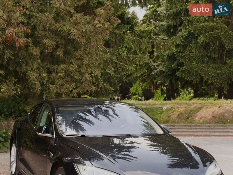 Лифтбек Tesla Model S 2015 в Львове