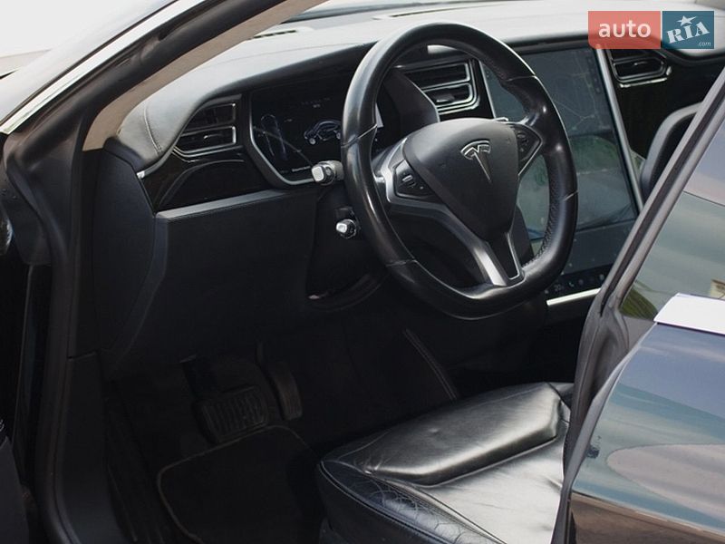 Лифтбек Tesla Model S 2015 в Львове