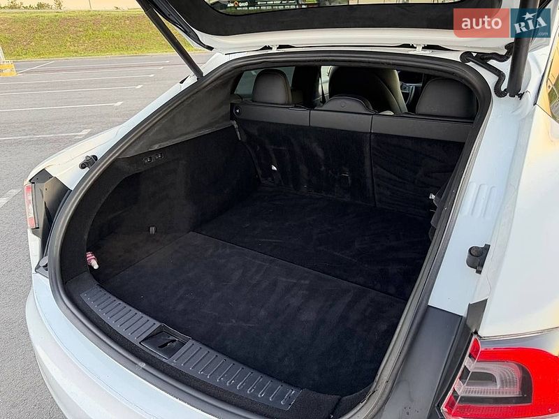 Лифтбек Tesla Model S 2021 в Львове