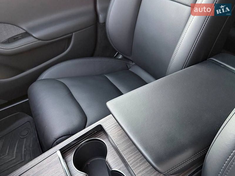 Лифтбек Tesla Model S 2021 в Львове