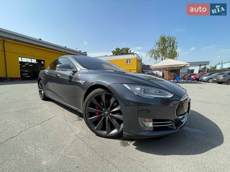 Лифтбек Tesla Model S 2015 в Чернигове