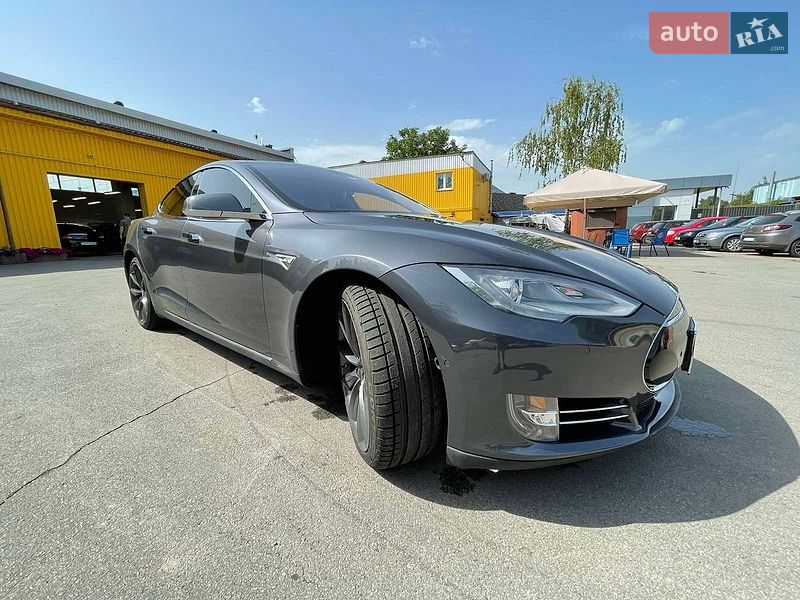 Лифтбек Tesla Model S 2015 в Чернигове