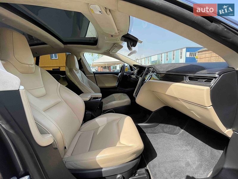 Лифтбек Tesla Model S 2015 в Чернигове