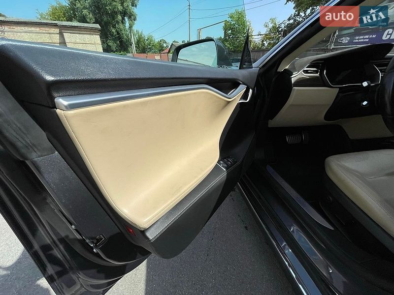 Лифтбек Tesla Model S 2015 в Чернигове