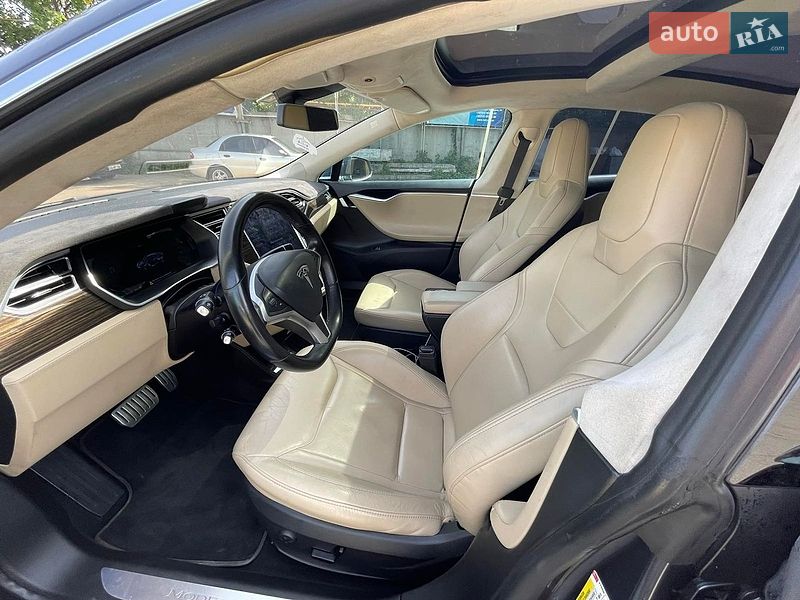 Лифтбек Tesla Model S 2015 в Чернигове