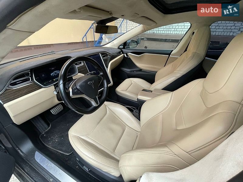 Лифтбек Tesla Model S 2015 в Чернигове