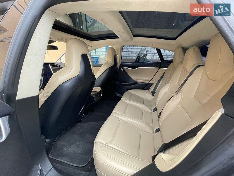 Лифтбек Tesla Model S 2015 в Чернигове