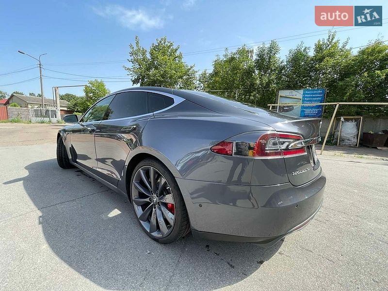 Лифтбек Tesla Model S 2015 в Чернигове
