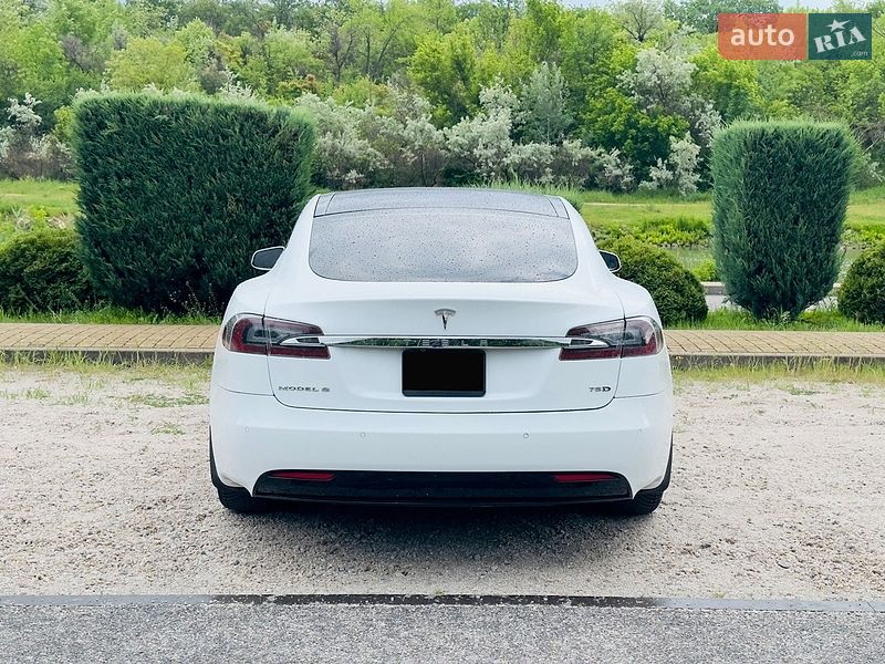 Ліфтбек Tesla Model S 2016 в Дніпрі