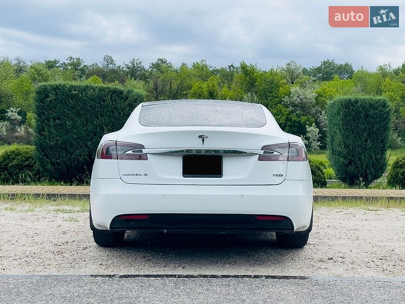 Ліфтбек Tesla Model S 2016 в Дніпрі