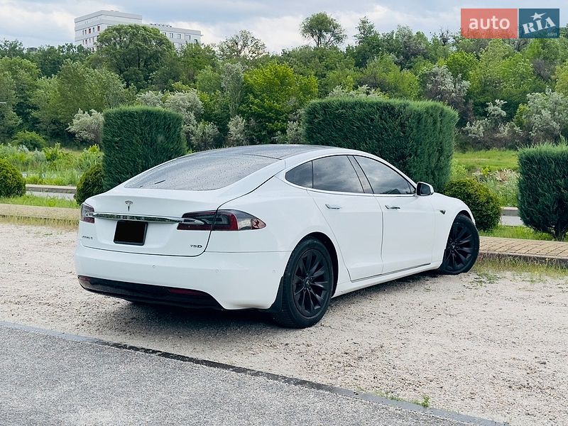 Ліфтбек Tesla Model S 2016 в Дніпрі