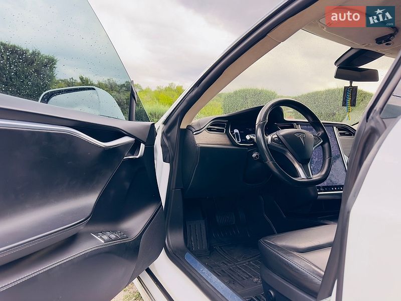 Ліфтбек Tesla Model S 2016 в Дніпрі