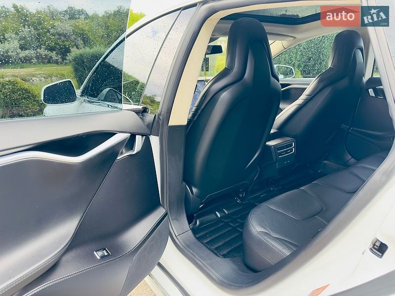 Ліфтбек Tesla Model S 2016 в Дніпрі
