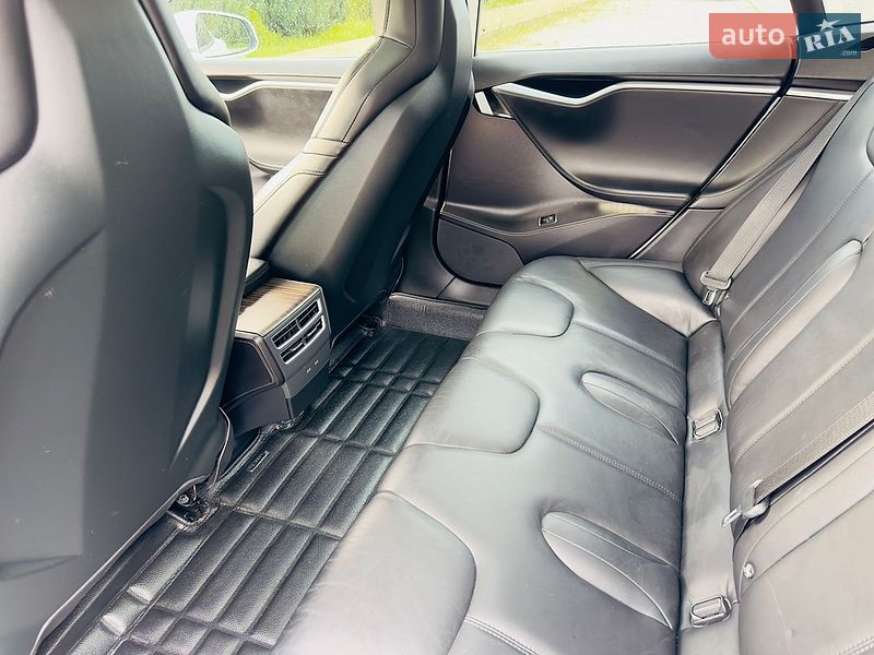 Ліфтбек Tesla Model S 2016 в Дніпрі