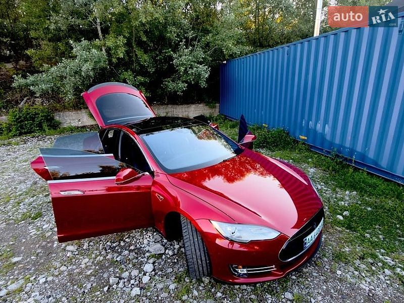 Ліфтбек Tesla Model S 2015 в Києві