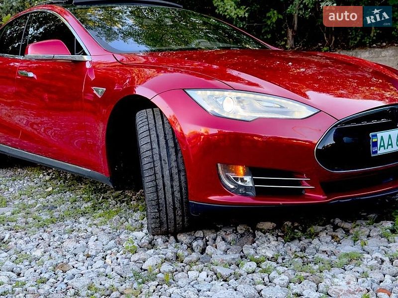 Ліфтбек Tesla Model S 2015 в Києві