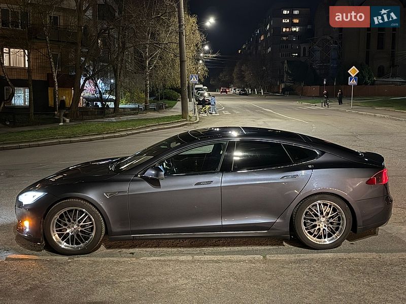 Лифтбек Tesla Model S 2015 в Ровно
