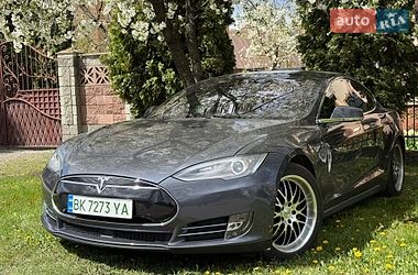 Лифтбек Tesla Model S 2015 в Ровно