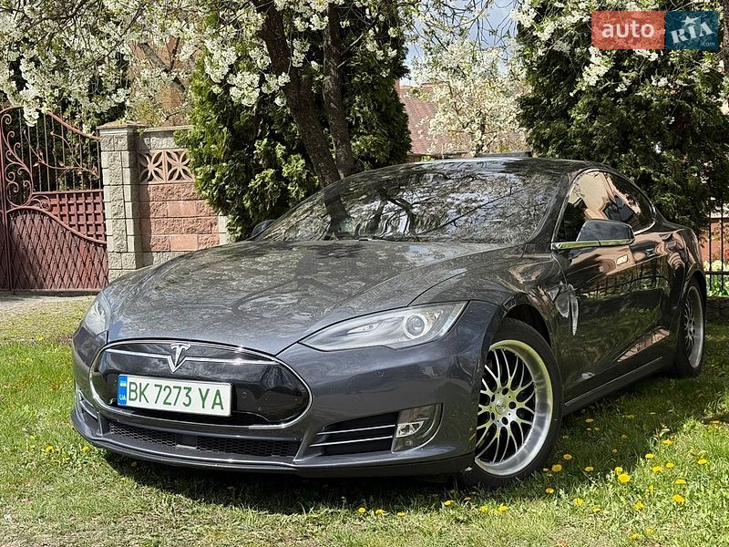 Лифтбек Tesla Model S 2015 в Ровно