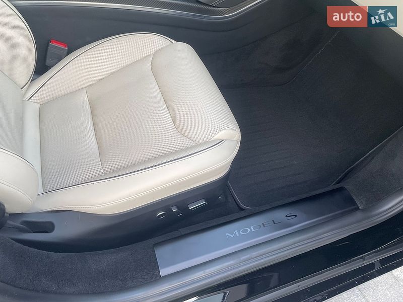 Лифтбек Tesla Model S 2023 в Львове