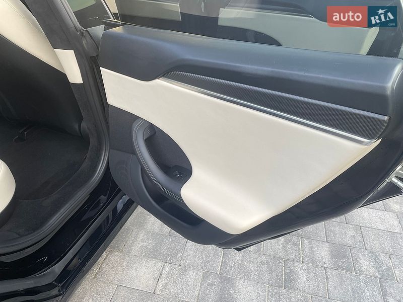 Лифтбек Tesla Model S 2023 в Львове