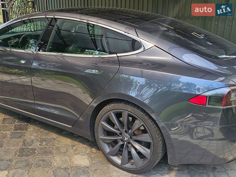 Лифтбек Tesla Model S 2017 в Стрые