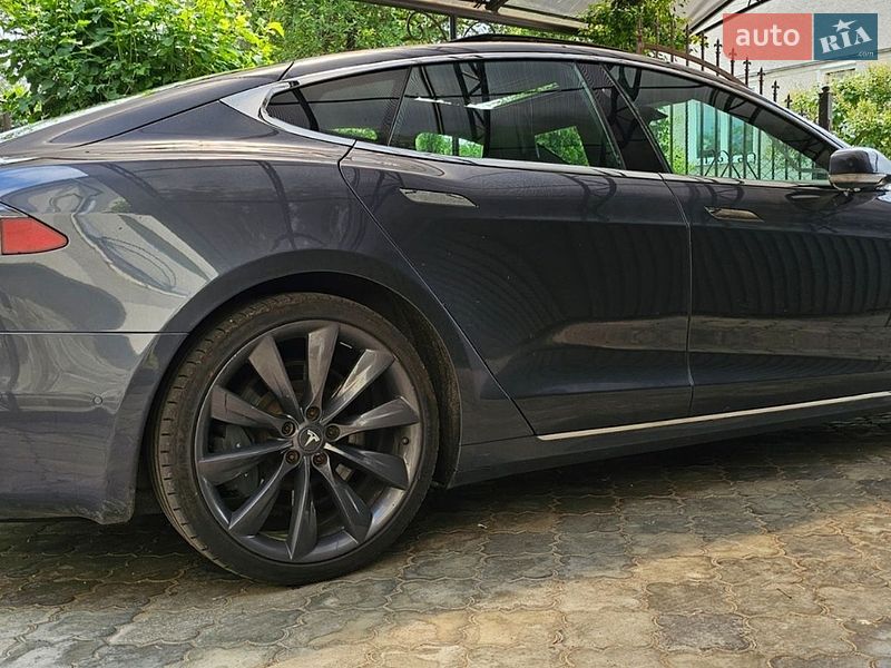 Лифтбек Tesla Model S 2017 в Стрые