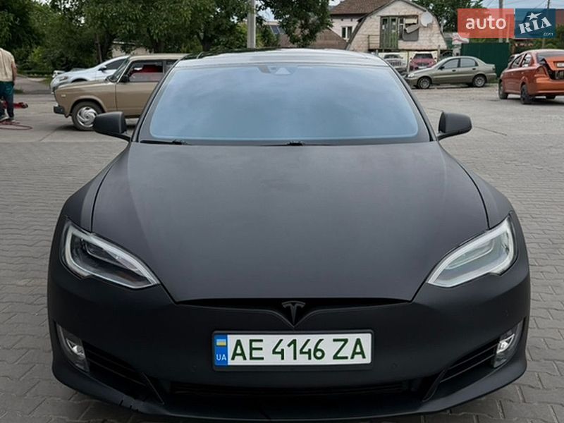 Лифтбек Tesla Model S 2016 в Кривом Роге