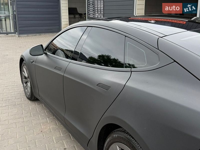Лифтбек Tesla Model S 2016 в Кривом Роге