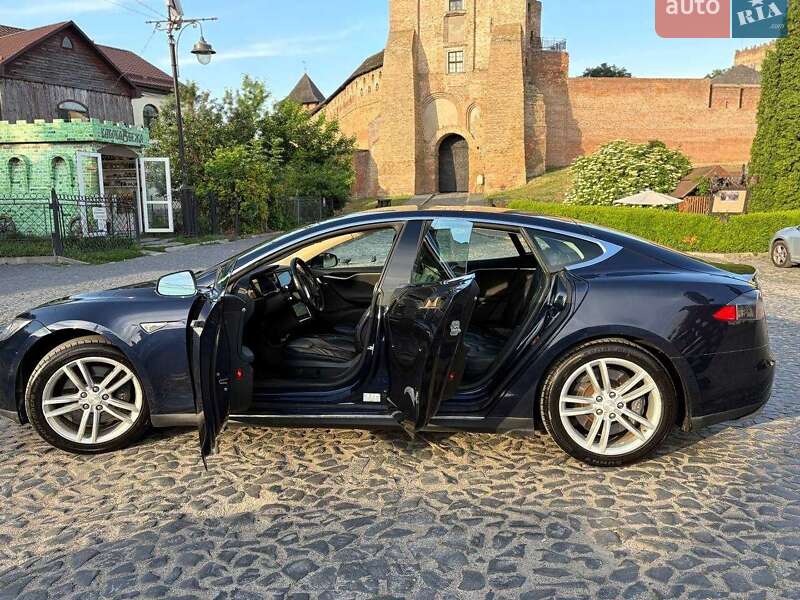 Лифтбек Tesla Model S 2014 в Луцке