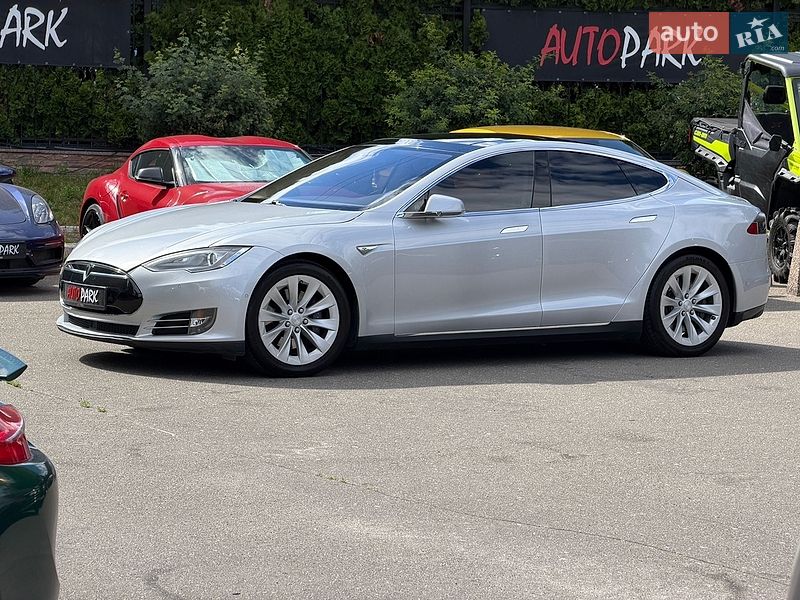 Ліфтбек Tesla Model S 2015 в Києві